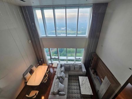 Fully furnished 2 bedroom unit in BGC with gorgeous view of the g