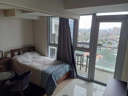 1BR with Balcony for Lease at Uptown Parksuites 2