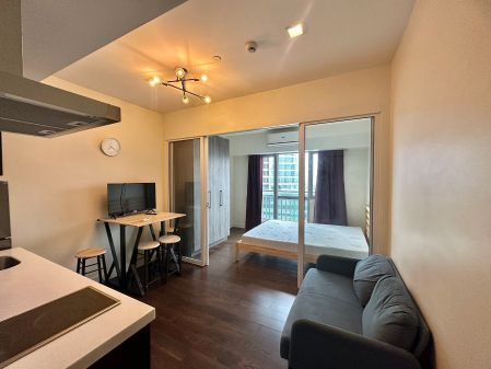 Fully Furnished 1 Bedroom Unit at Acqua Private Residences