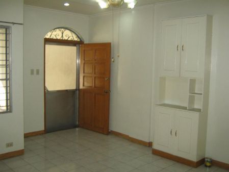 3 Storey 4 Bedrooms 220sqm Townhouse Apartment for Rent