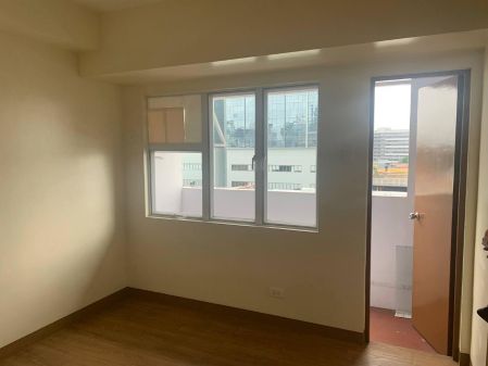 Cityland One Premier Unfurnished Studio Unit w Balcony for Rent 