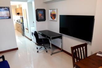 Scandinavian Style 1BR Corner Condo near Rockwell