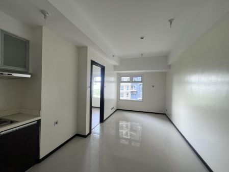 Unfurnished 1 Bedroom Unit in the Trion Towers