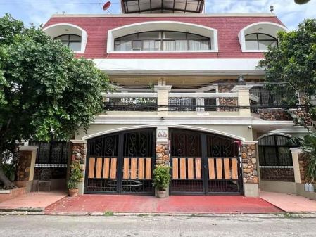 5BR House for Rent in Moonwalk Village Paranaque