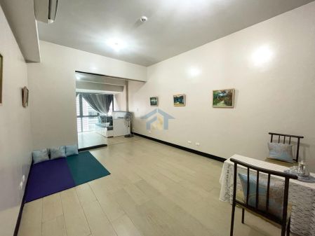 Semi Furnished 1 Bedroom Unit in Salcedo Skysuites Makati