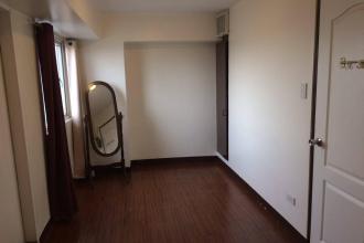 Master Condo Room Great Balcony views! GMA EDSA MRT Timog Centris