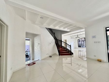 Well kept and renovated 5BR House with Swimming Pool in Ayala