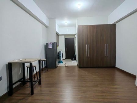 Makati Studio Unit at Shang Salcedo Place for Rent