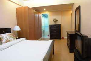 Exceptionally Well Furnished 3 Bedroom Luxury Condo Unit