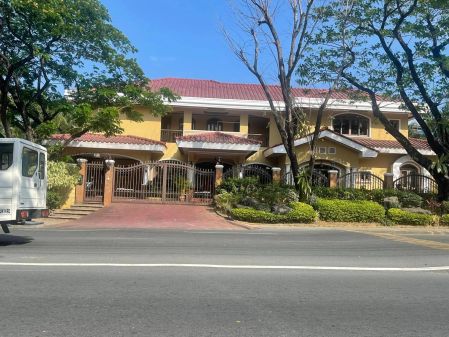 6 Bedroom House and Lot in Ayala Alabang 