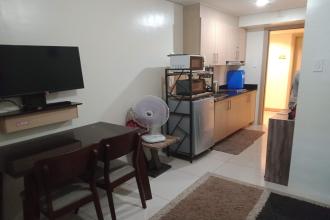 1BR Condo with Balcony near MOA Complex