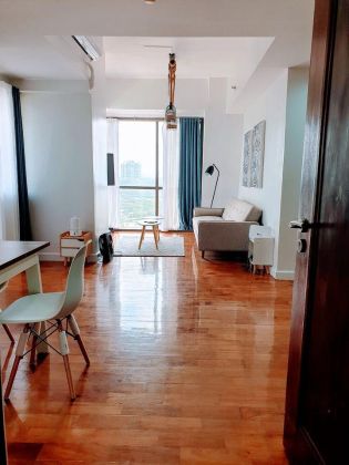 Nice 3 Bedroom Unit in Mosaic Tower Legaspi Village Makati