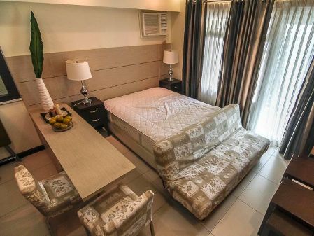 Studio Unit for Rent in Aston Serendra 2