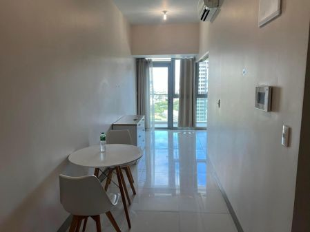 For Rent 1BR with Balcony at Uptown Parksuites Bgc for 45K mo