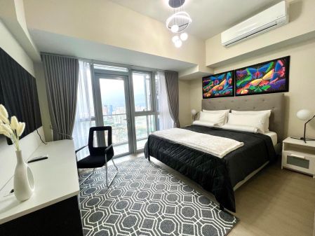 Fully Furnished 2 Bedroom Unit at Uptown Parksuites for Rent