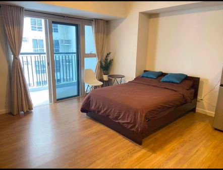 Deluxe Studio with Balcony in The Maridien BGC Taguig