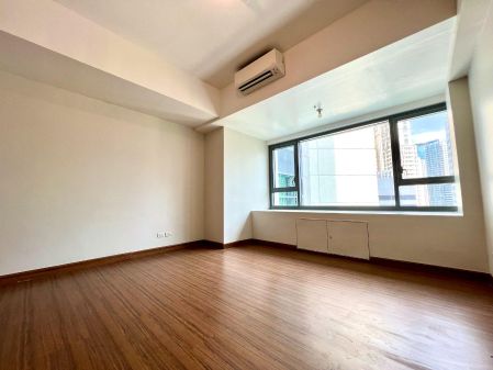 Unfurnished Studio Unit at Shang Salcedo Place for Rent