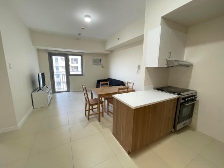 2BR Unit at The Vantage at Kapitolyo Fully Furnished w/ Parking