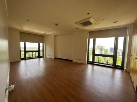 3 Bedroom Unit for Rent in Essensa East Forbes Bgc Taguig