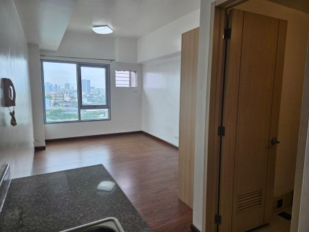 Studio Unit at Capital Tower for Rent