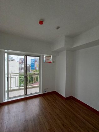 For Rent Unfurnished 1BR Unit in Brio Tower Balcony and Parking