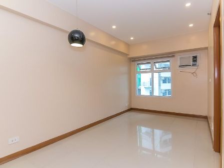 Semi Furnished 1 Bedroom Unit in Trion Towers