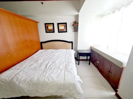 Fully Furnished Studio at the Columns Legaspi Village Makati