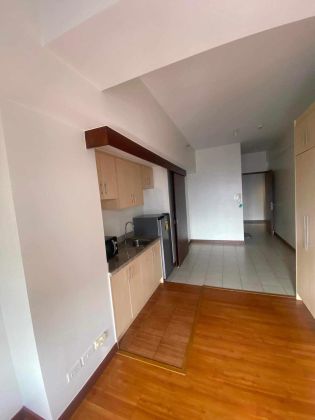 Semi Furnished Studio in Paseo De Roces Condominiums Makati