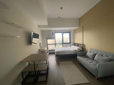 Cozy fully furnished QC studio with skyline view