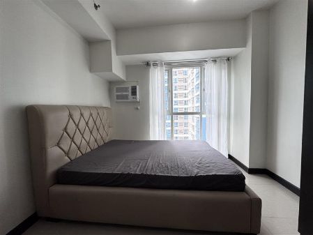 Fully Furnished Studio Unit in Axis Residences