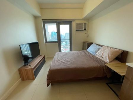 Studio with Balcony Vantage West Tower  Kapitolyo Pasig