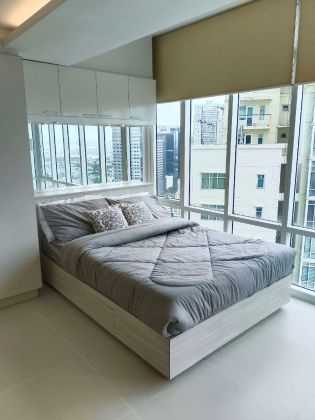 Fully Furnished Studio for Rent at Two Serendra Red Oak