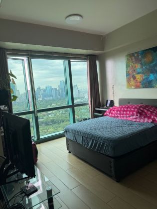 2BR with Balcony Golf View 8 Forbestown Road for Rent BGC