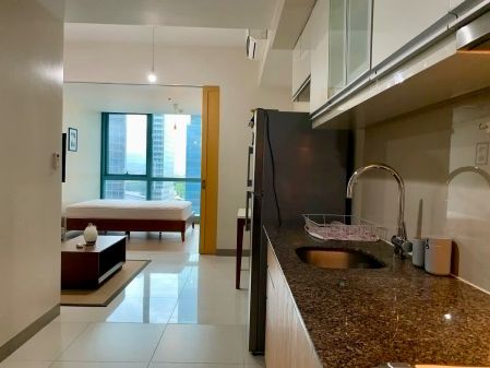 1BR Unit in Uptown Bgc