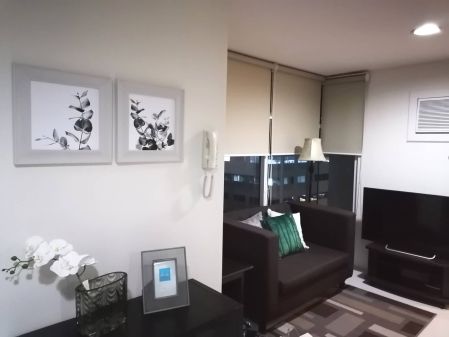 Beautiful Fully-Furnished 1 Bedroom Corner Unit with 180 Deg View