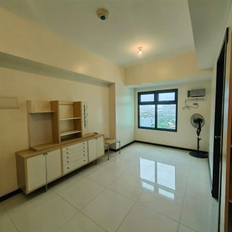 Unfurnished 1 Bedroom Unit at Magnolia Residences for Rent