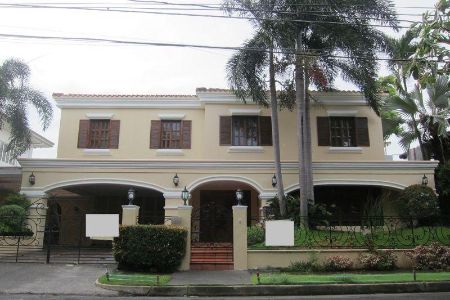 3BR House For Rent in Dasmarinas Village