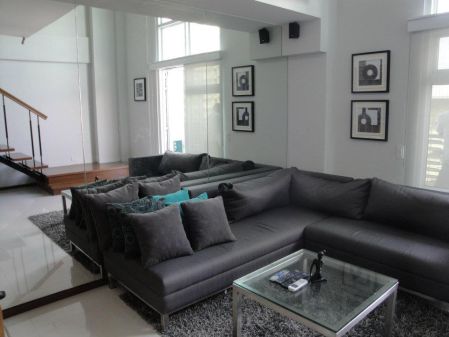 Fully Furnished 1 Bedroom Unit in Two Serendra BGC For Rent