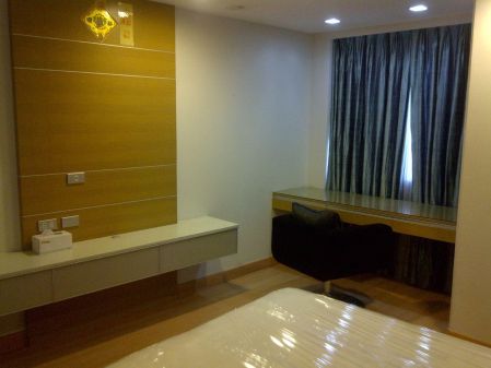 FOR LEASE   2BR Unit Semi Furnished Unit in Regent Parkway  BGC  