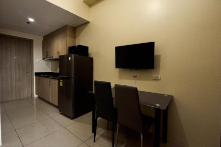 For Rent Fully Furnished 1BR Unit at Breeze Residences