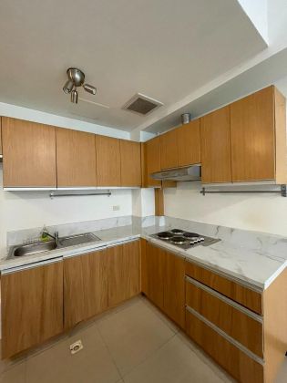 Huge 1 Bedroom Semi Furnished Unit