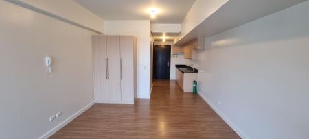 Brand New Semi Furnished Studio in High Park Vertis QC