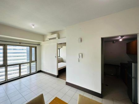 Semi Furnished 1 Bedroom Unit at Forbeswood Parklane for Rent