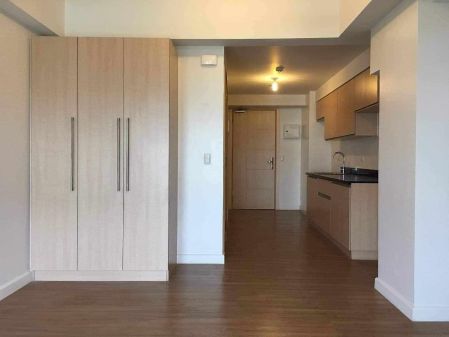 Unfurnished Studio Unit with Parking in Alveo High Park