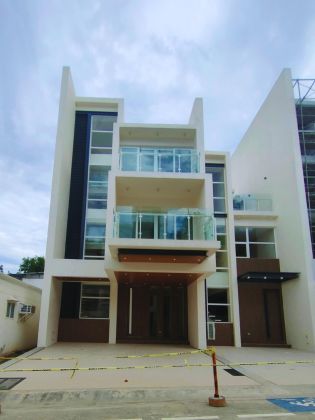 For Lease Rent Townhouse in M Residences Capitol Hills QC