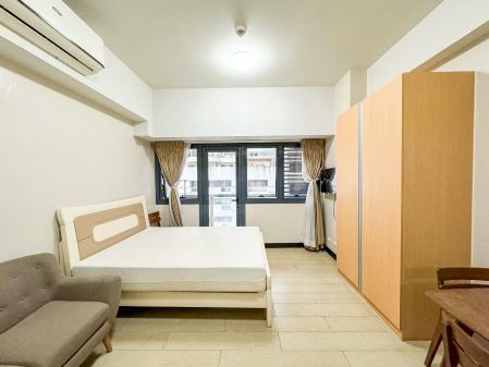 Studio in Salcedo Skysuites Salcedo Makati Condo for Rent