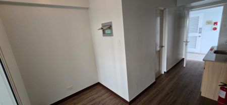 Unfurnished 1 Bedroom Unit with Parking for Rent at The Atherton