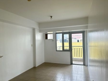 Studio Unfurnished Unit with Balcony