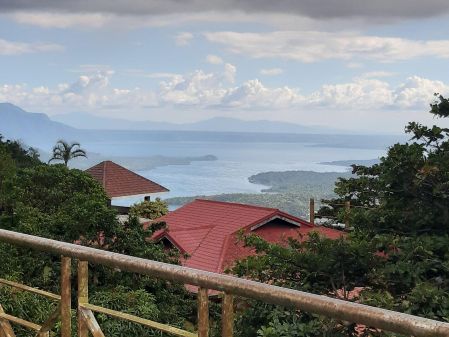 Spacious 2BR  3CR with Taal lake view deck Tagaytay